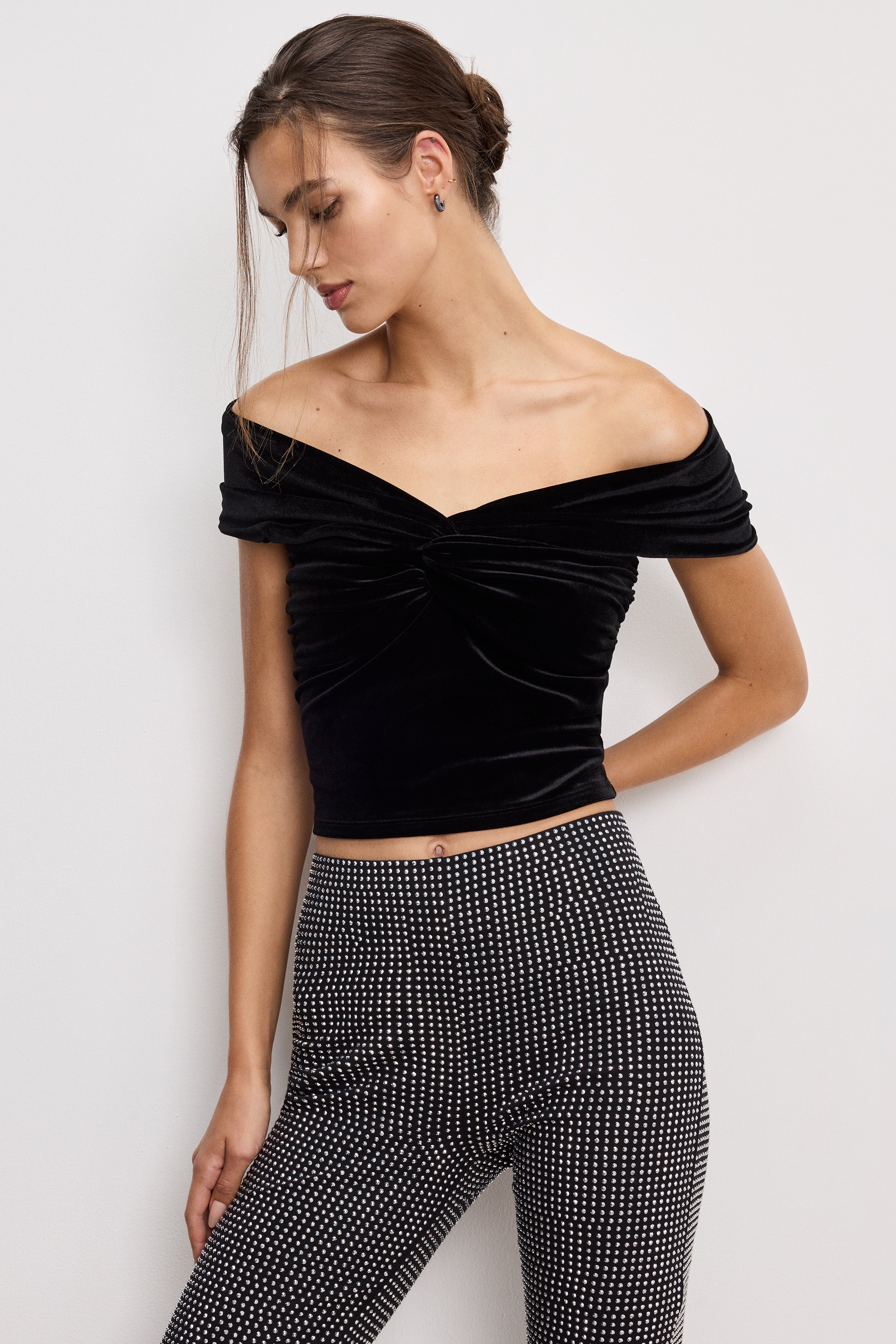 GOOD AMERICAN Luxe Velvety Cold-Shoulder Blouse | Black 001