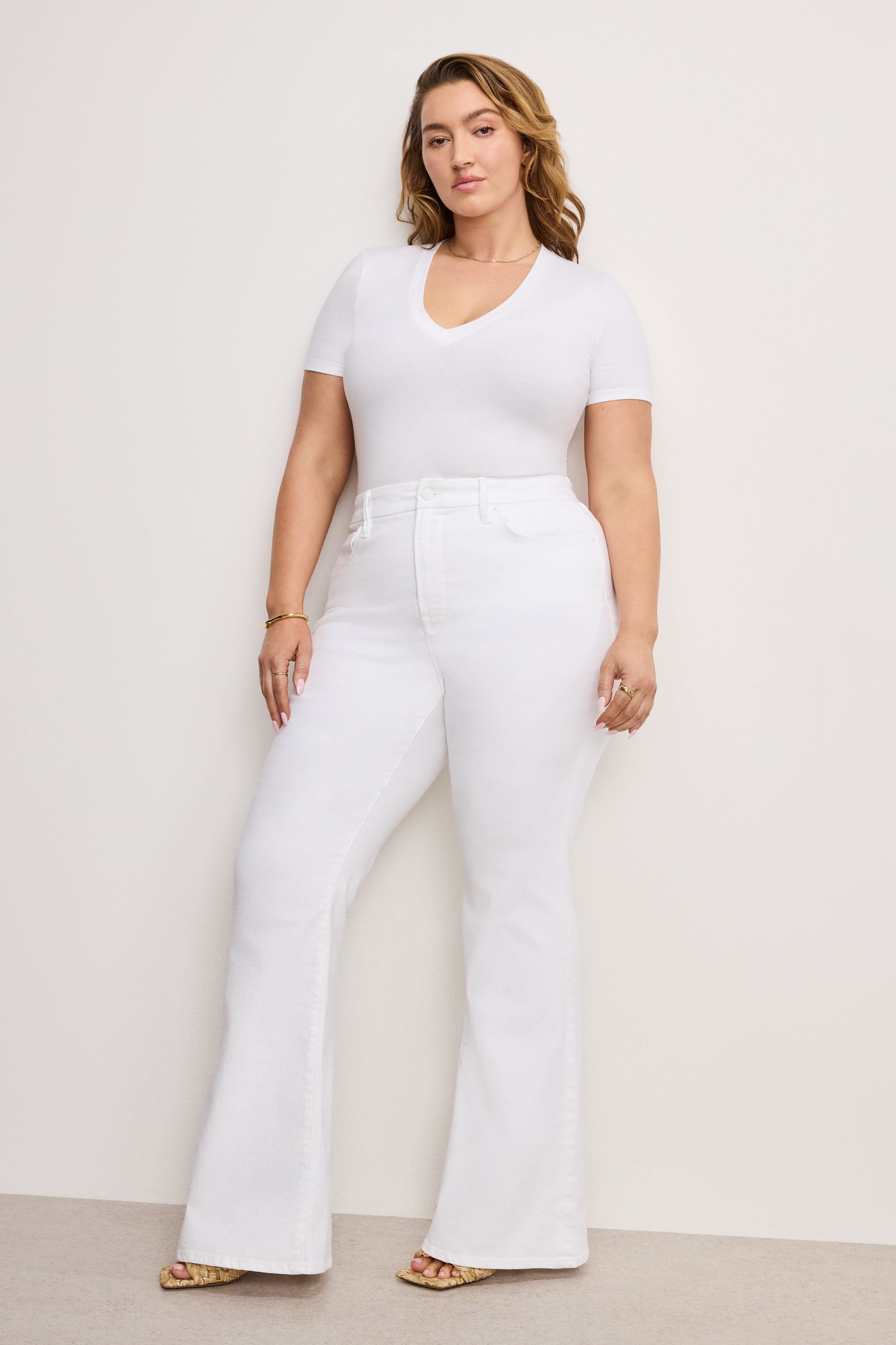 GOOD AMERICAN Ultra-Flattering Curvy Flare Jeans | Classic White Wash