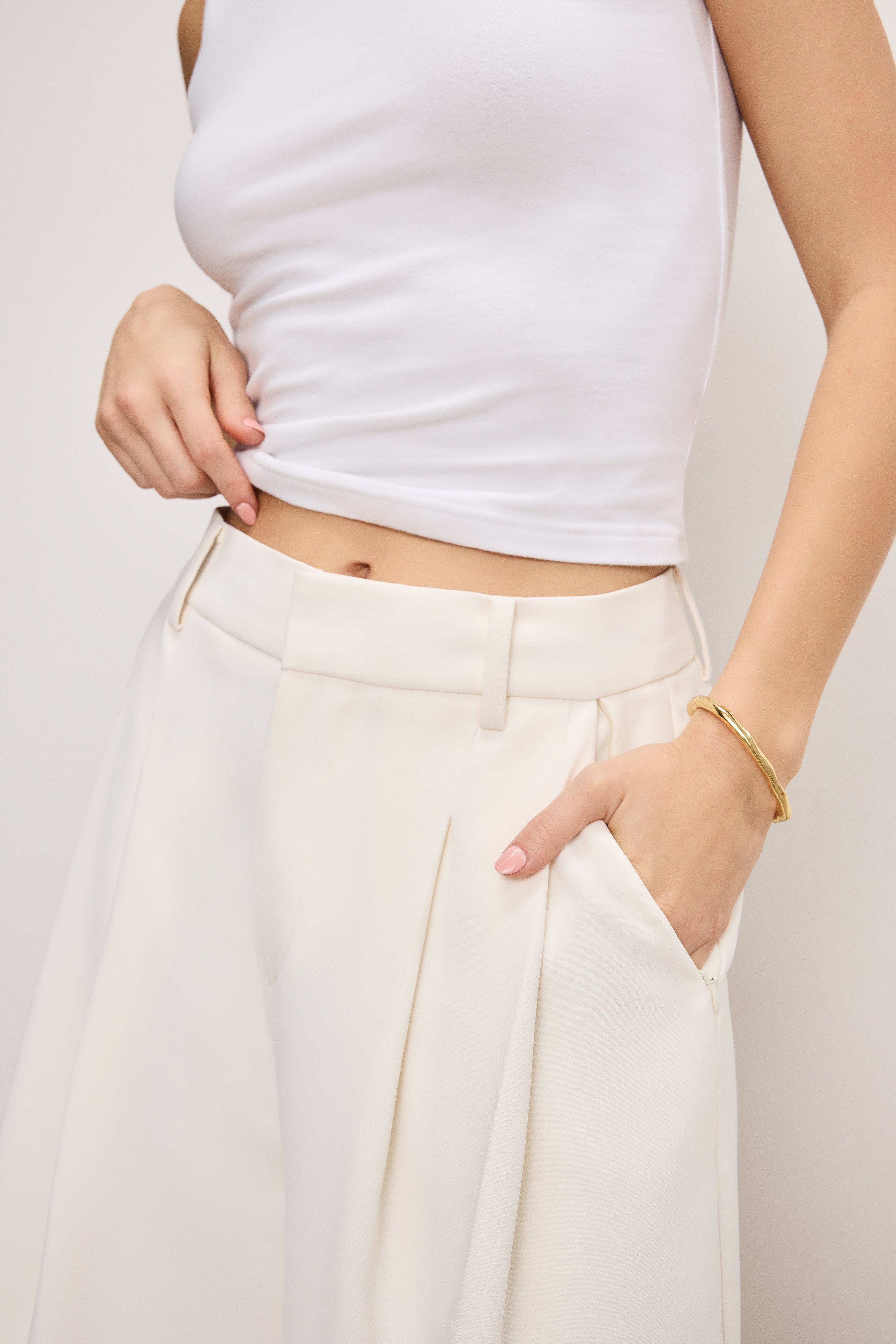 GOOD AMERICAN LUXE Tailored High-Waisted Shorts in Soft Cloud White 