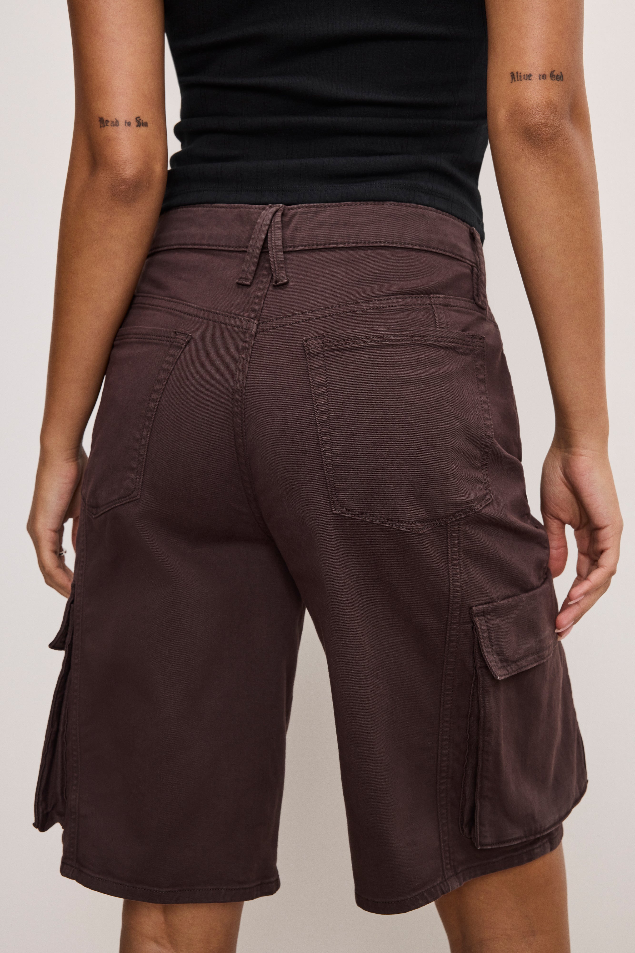GOOD AMERICAN Durable Twill Utility Cargo Shorts | BARK003 