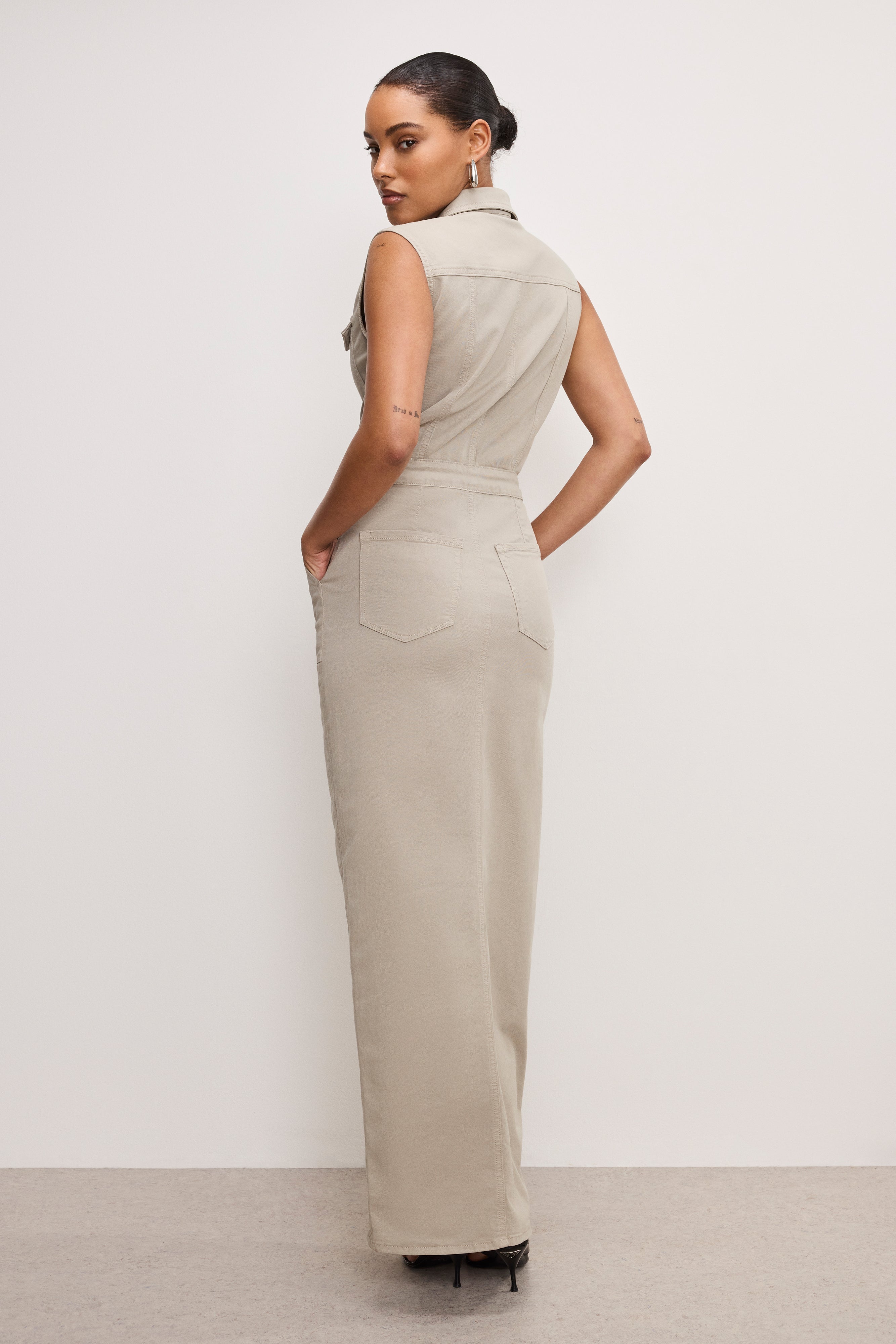 GOOD AMERICAN Slim-Fit Twill Maxi Dress in Mushroom Hue | MUSHROOM006 