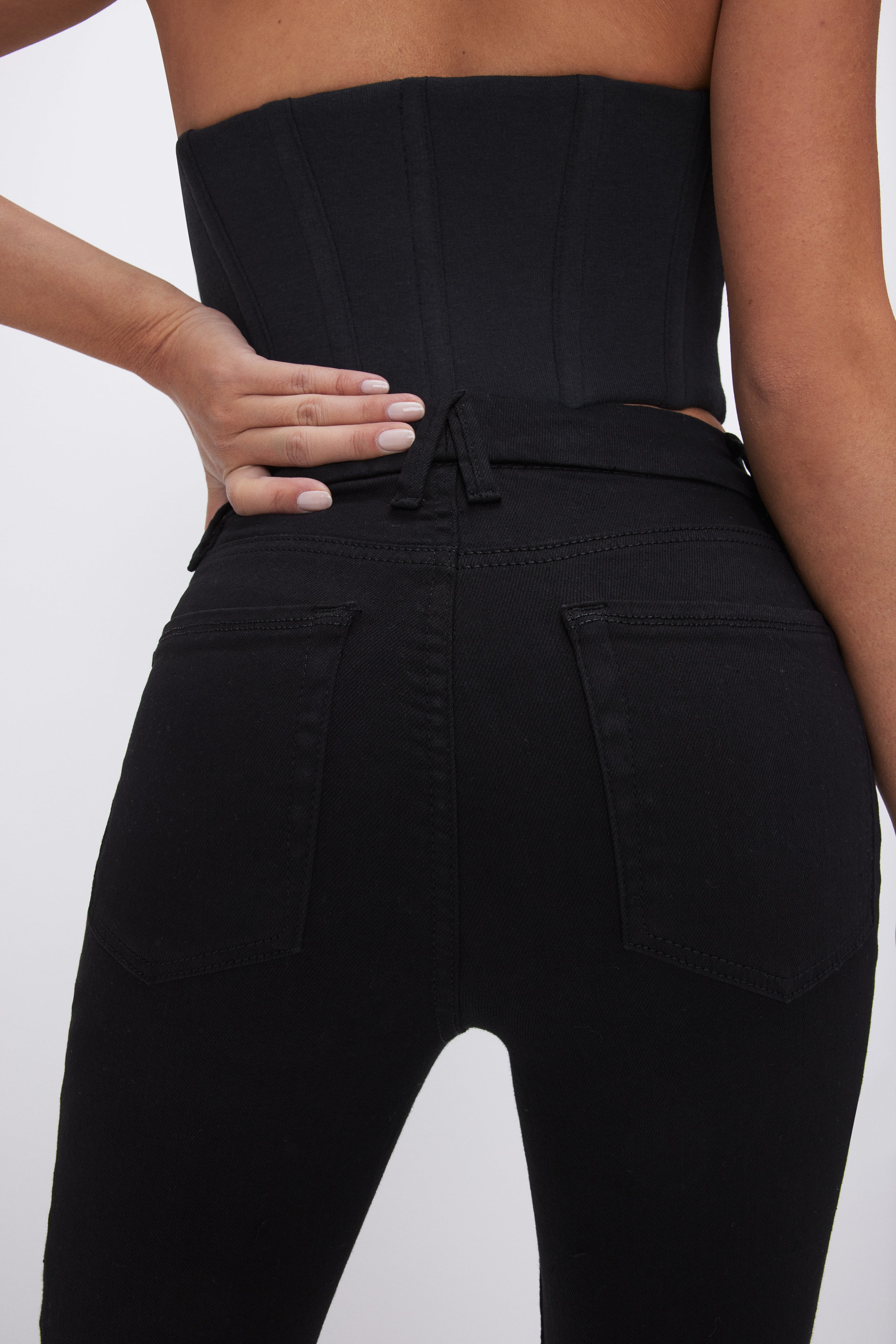 GOOD AMERICAN Slim-Fit Petite Jeans with Stay-True Color | Classic Black 001 