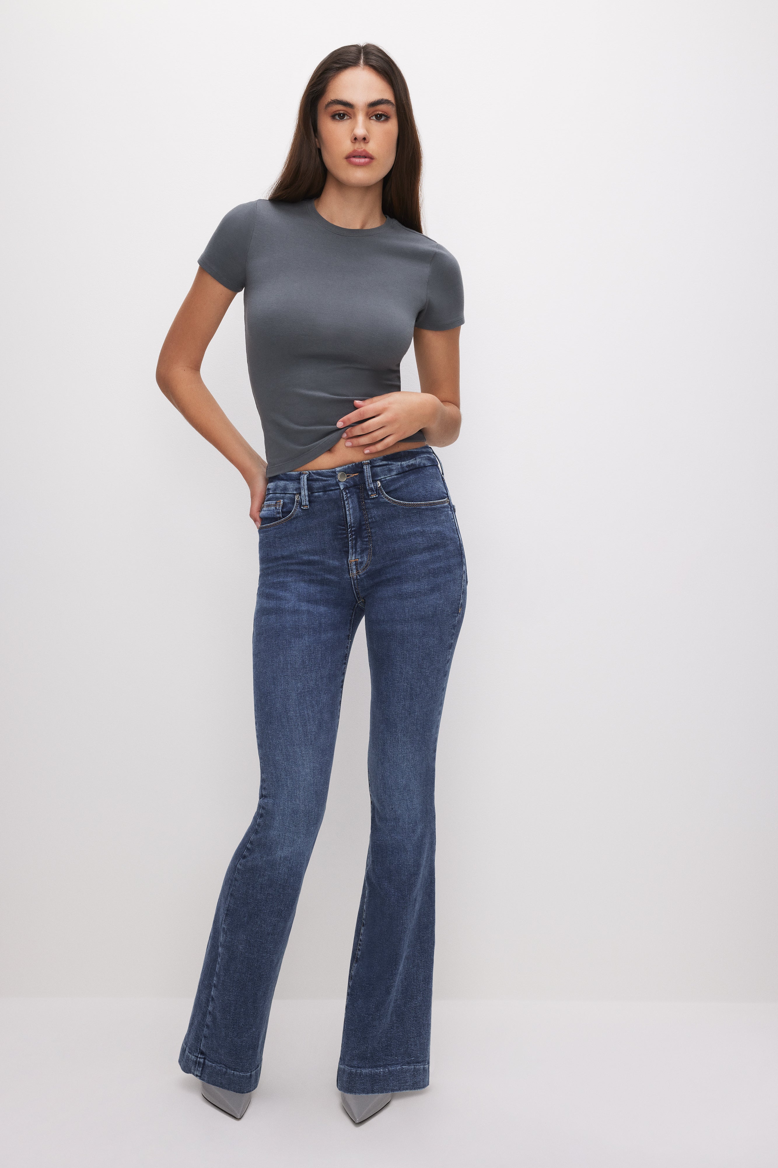 GOOD AMERICAN Ultra-Soft Stretchy Fitted Tee | Carbon Gray (003) 