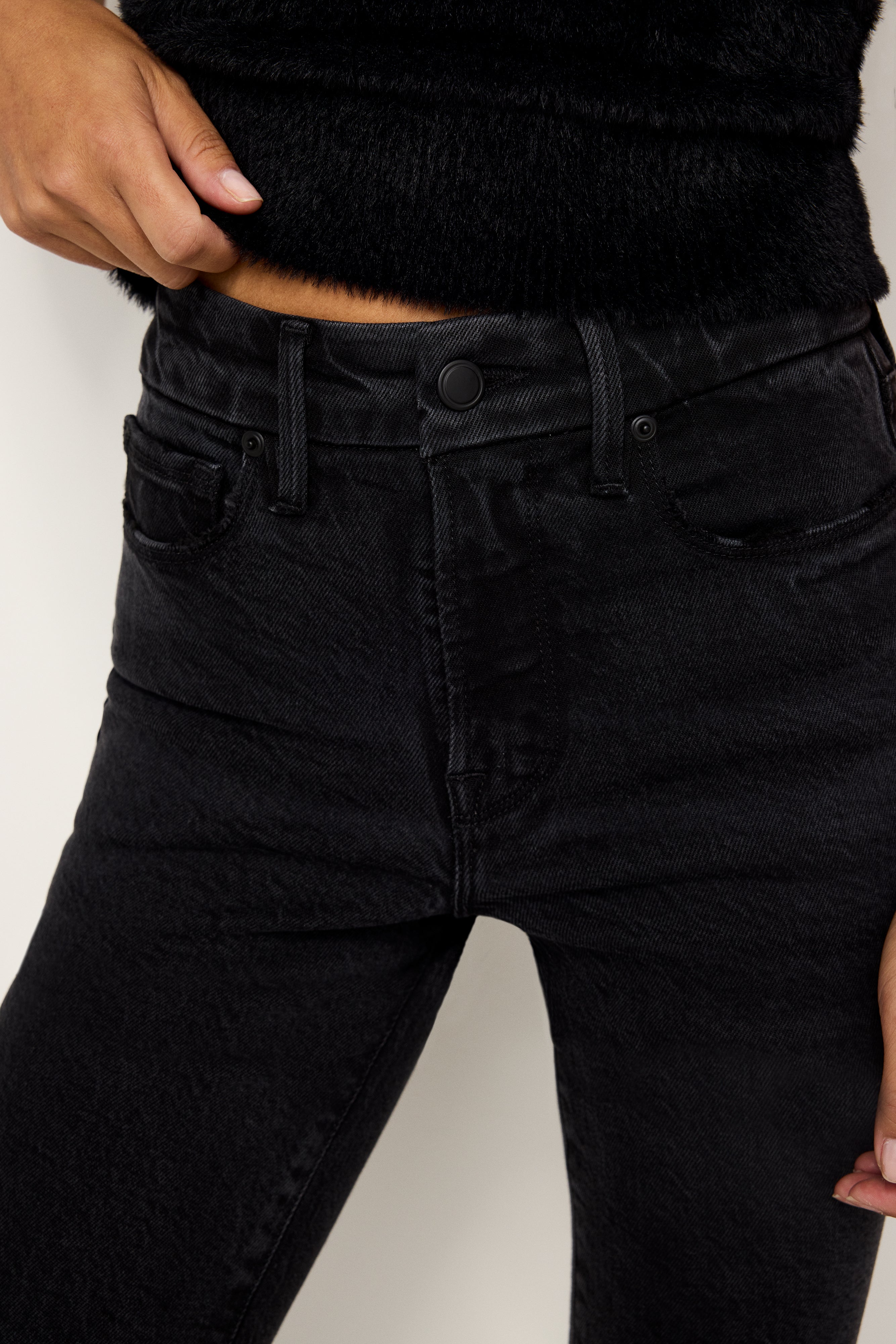 GOOD AMERICAN Soft-Tech Slim Straight Jeans for Petites | Jet Black 340 