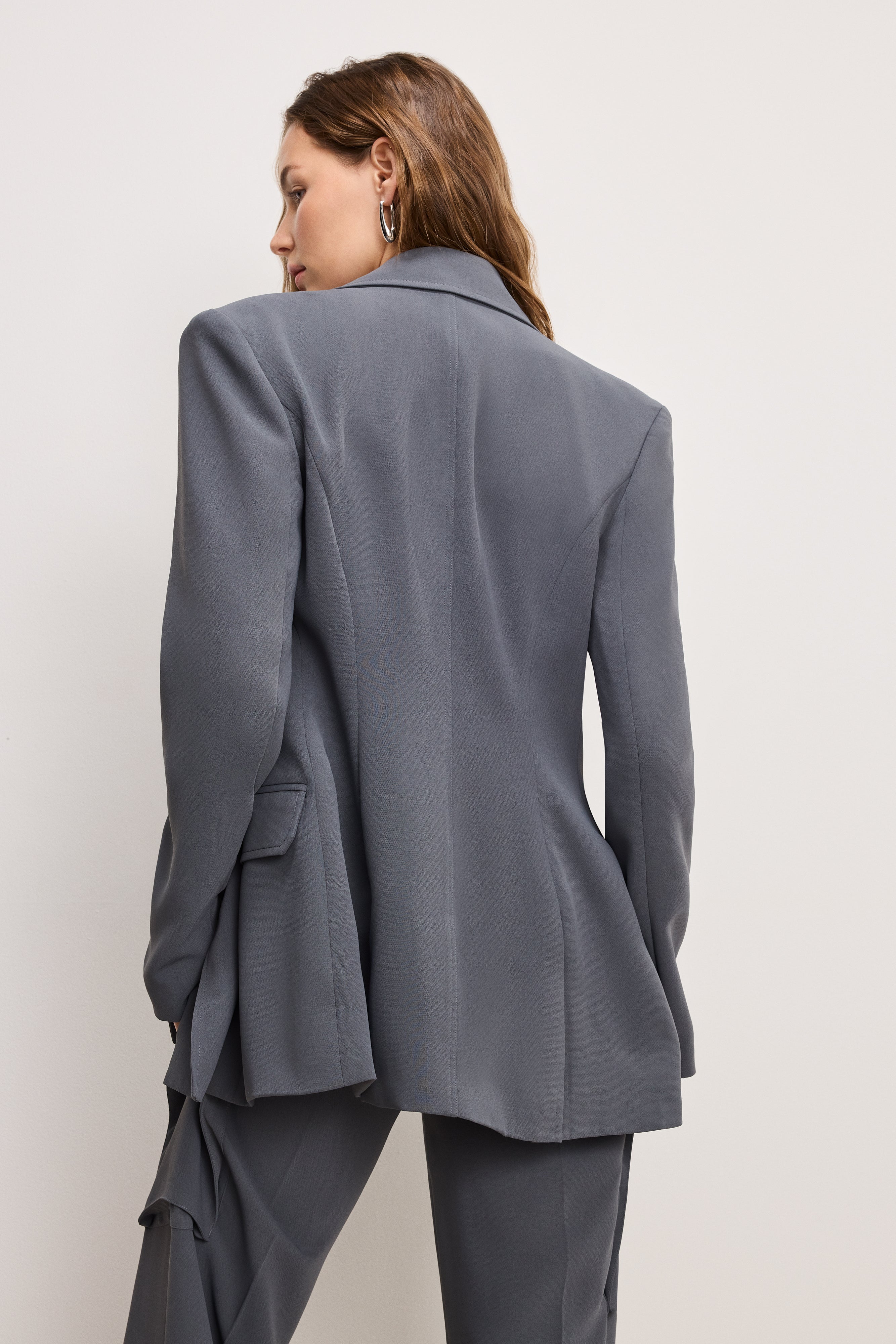 GOOD AMERICAN LUXE TAILORED SLIM-FIT BLAZER | CARBON BLACK ELEGANCE 
