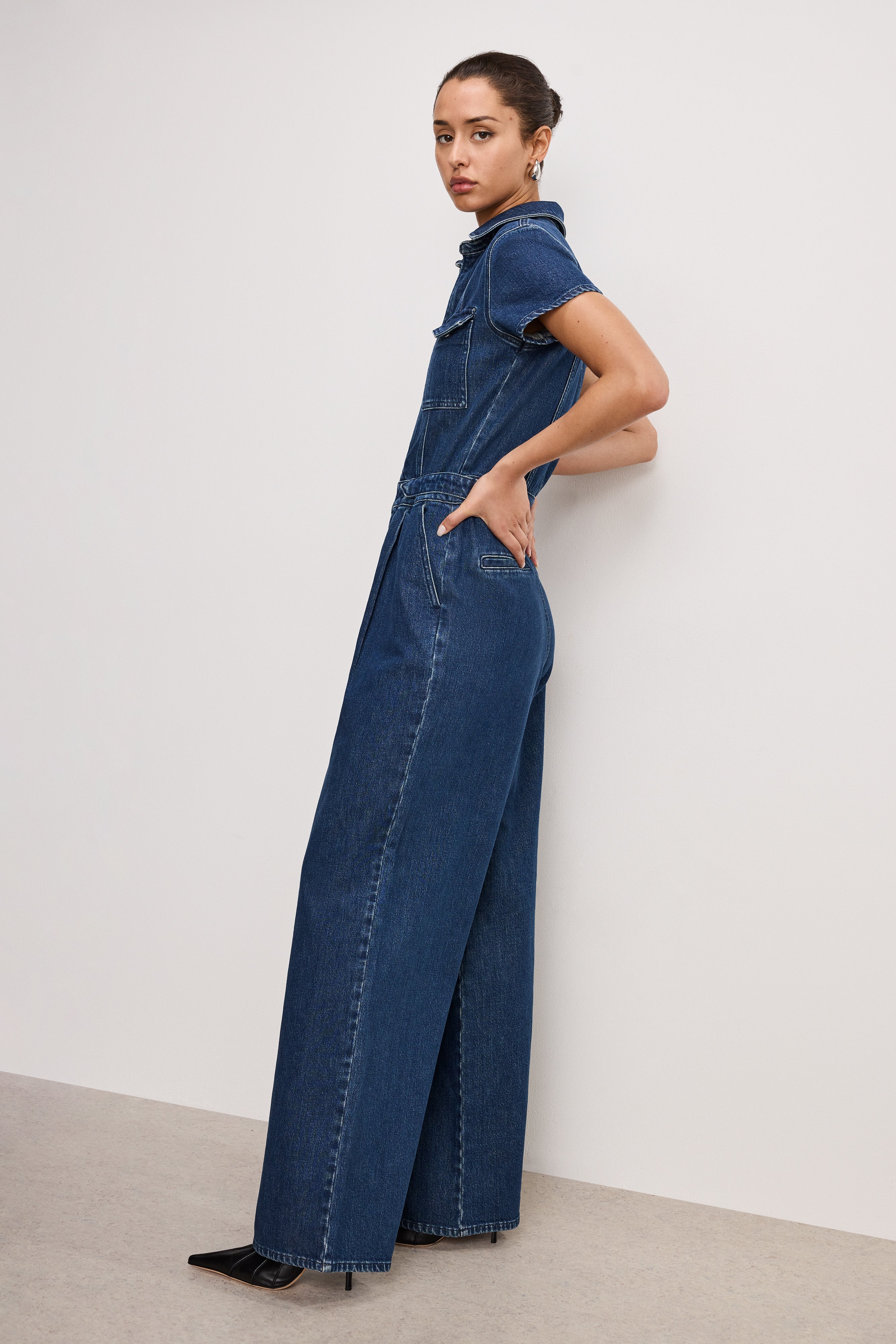 GOOD AMERICAN Effortless Success Fit: Tailored Pleated Wide-Leg Trousers in Indigo Wash 724 
