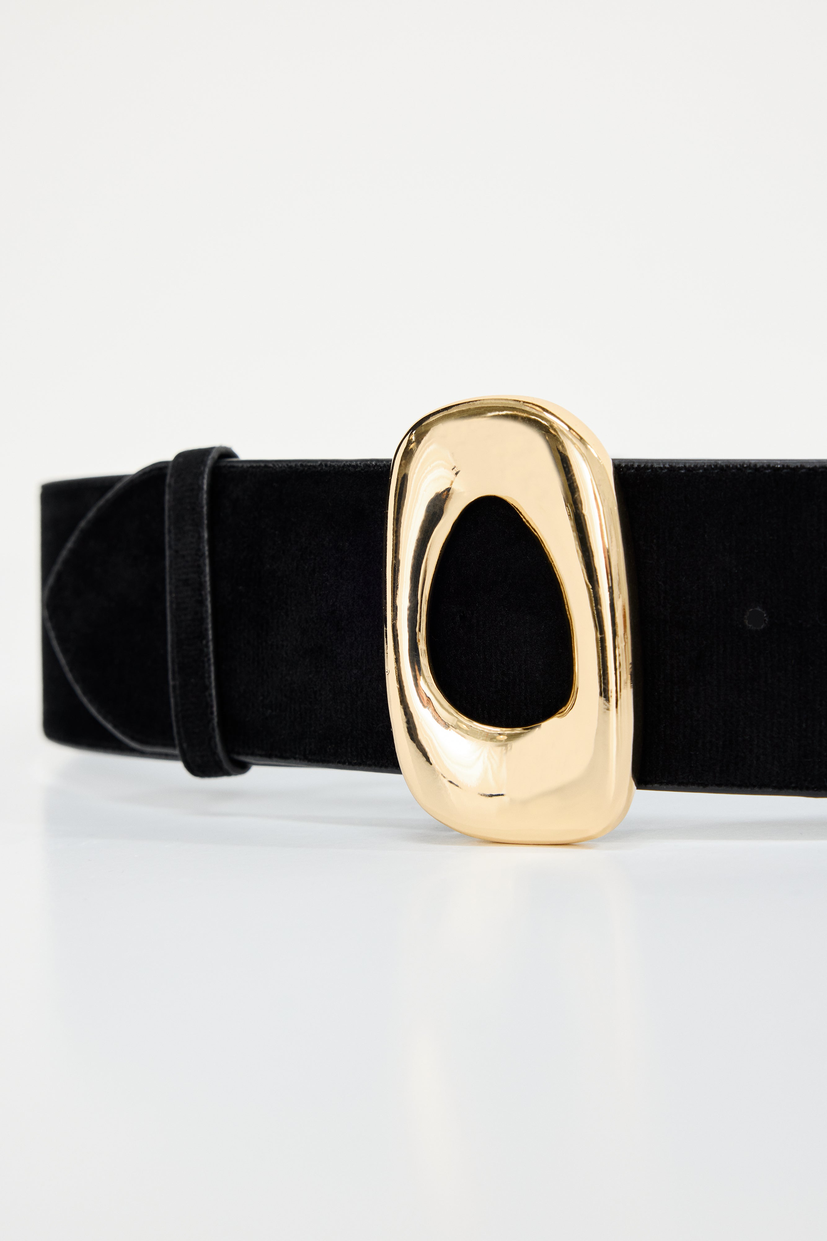 GOOD AMERICAN Adjustable Wide Strap with Oval Buckle - Women's Classic Black Belt (Style 001) 