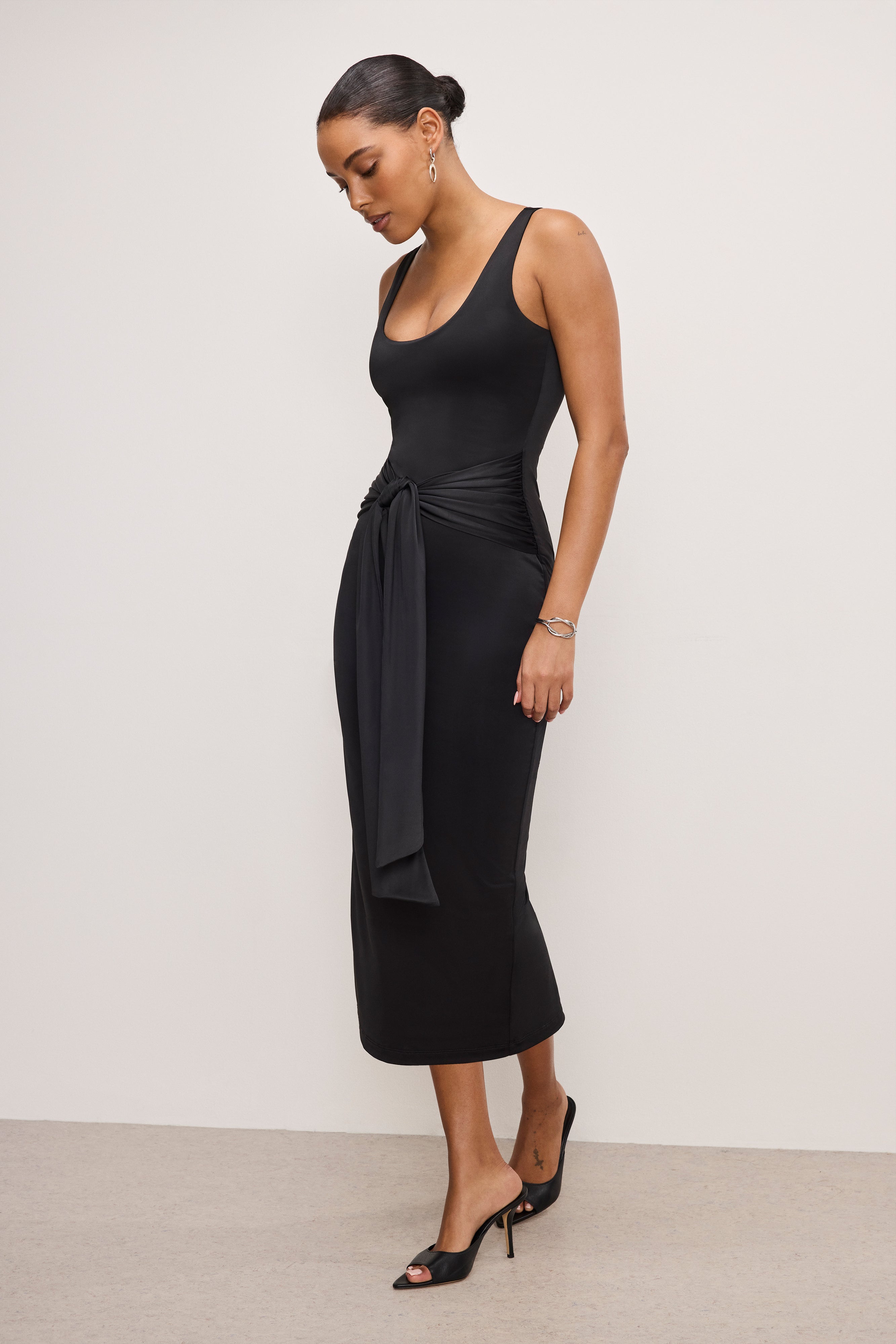 GOOD AMERICAN Slinky Knit Midi Dress with Ruching Detail - Jet Black 001