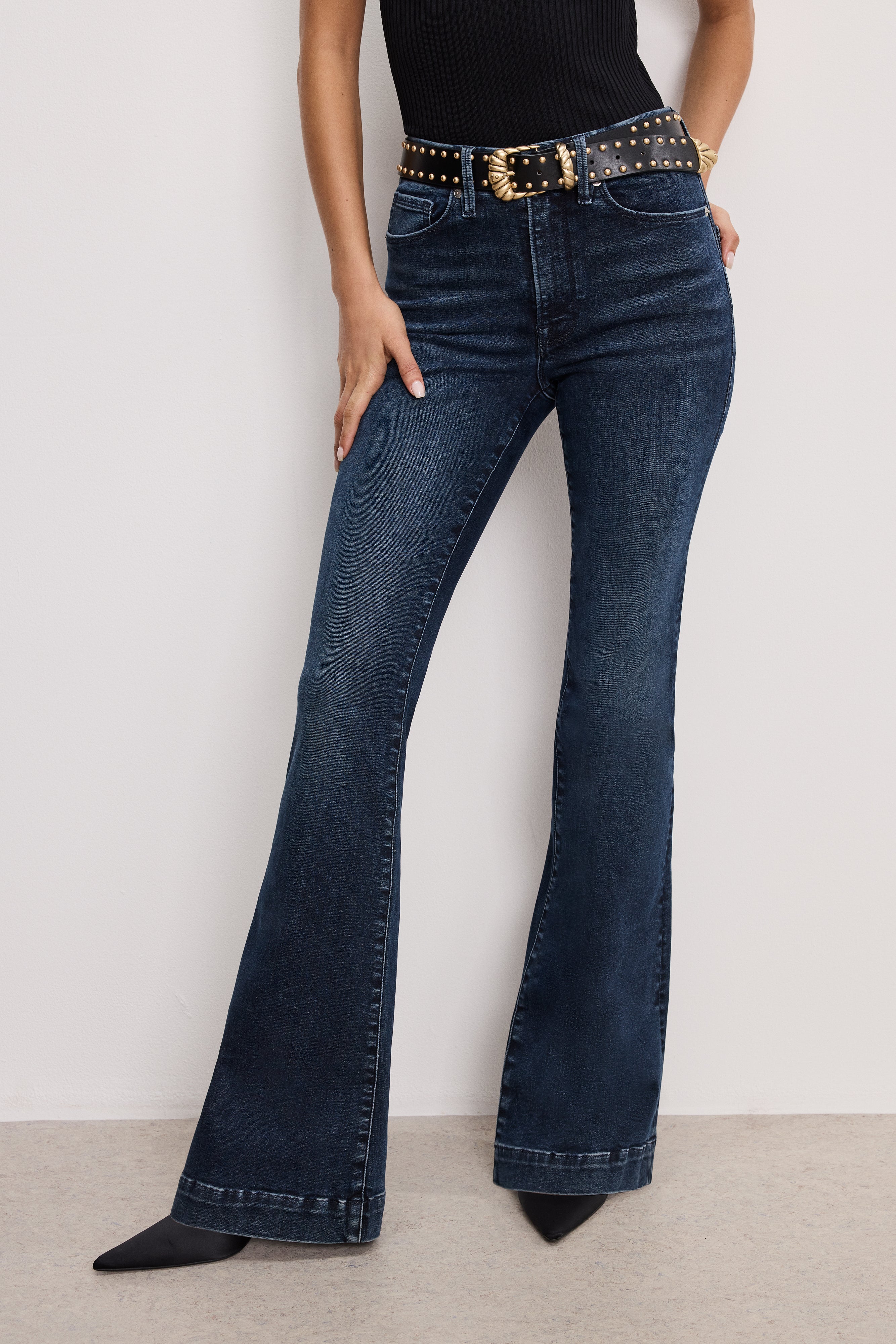 GOOD AMERICAN Flattering Curvy Fit High-Rise Bootcut Jeans in Vintage Indigo | Style 744 