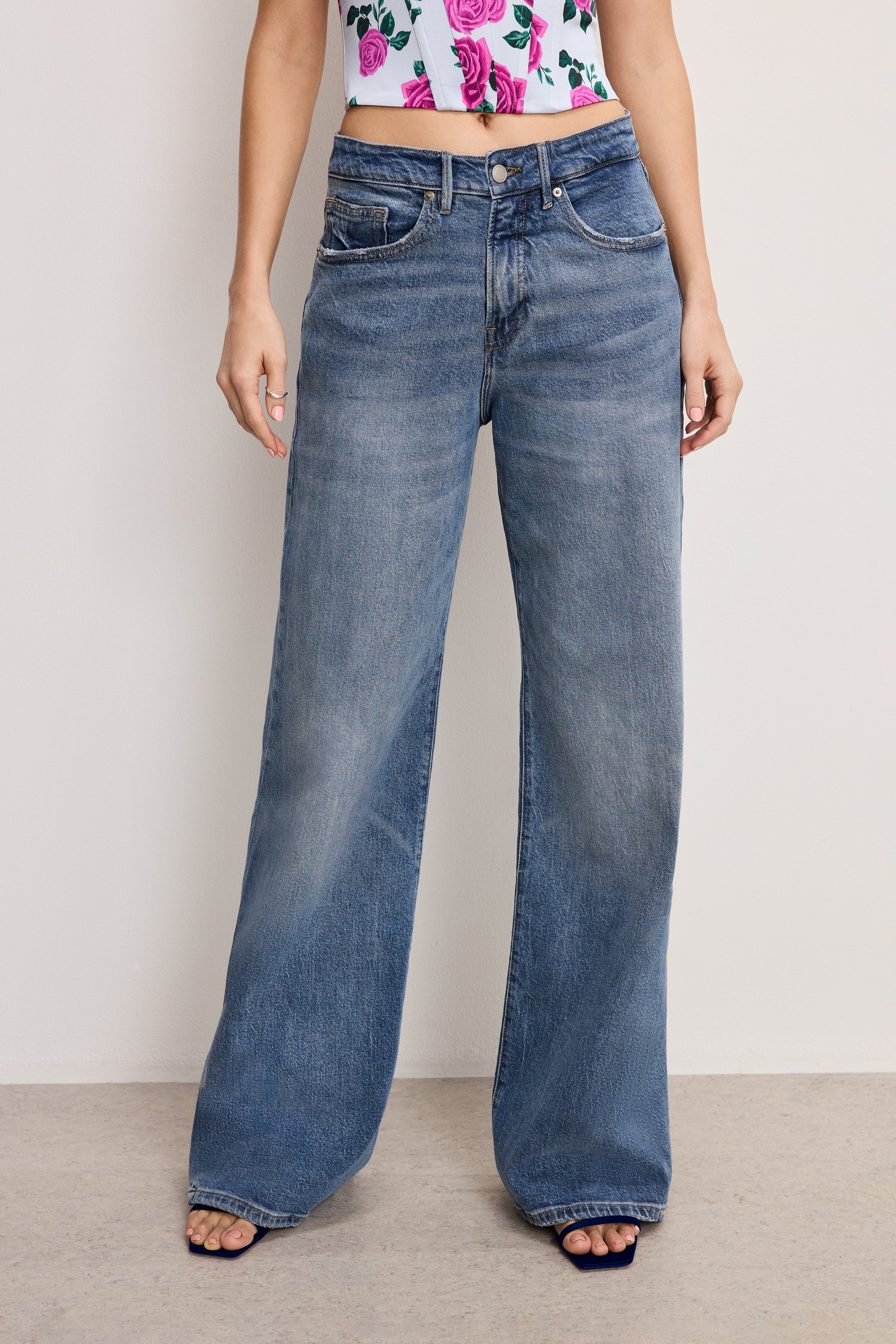 GOOD AMERICAN Effortless Comfort Relaxed Women's Jeans - Indigo 575 Mid Wash Denim 