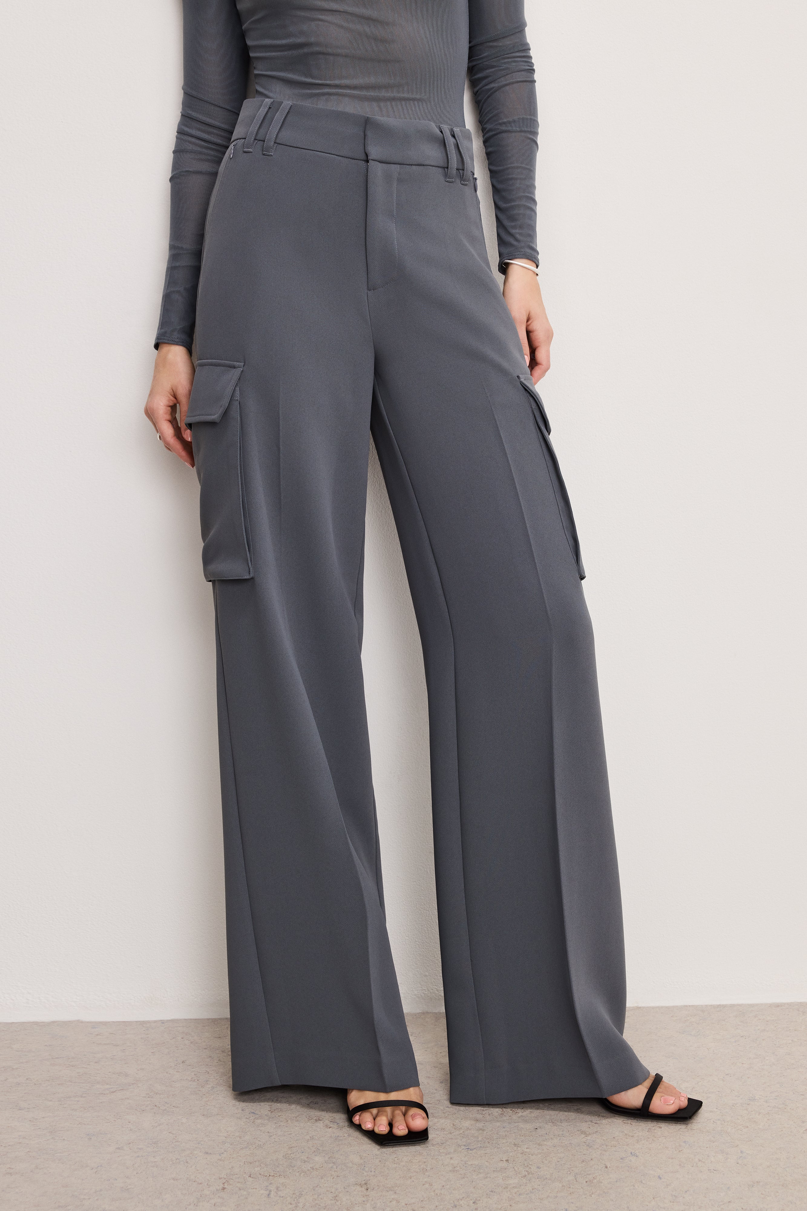 GOOD AMERICAN Tailored Cargo Pants with Luxe Suiting Detail | CARBON003