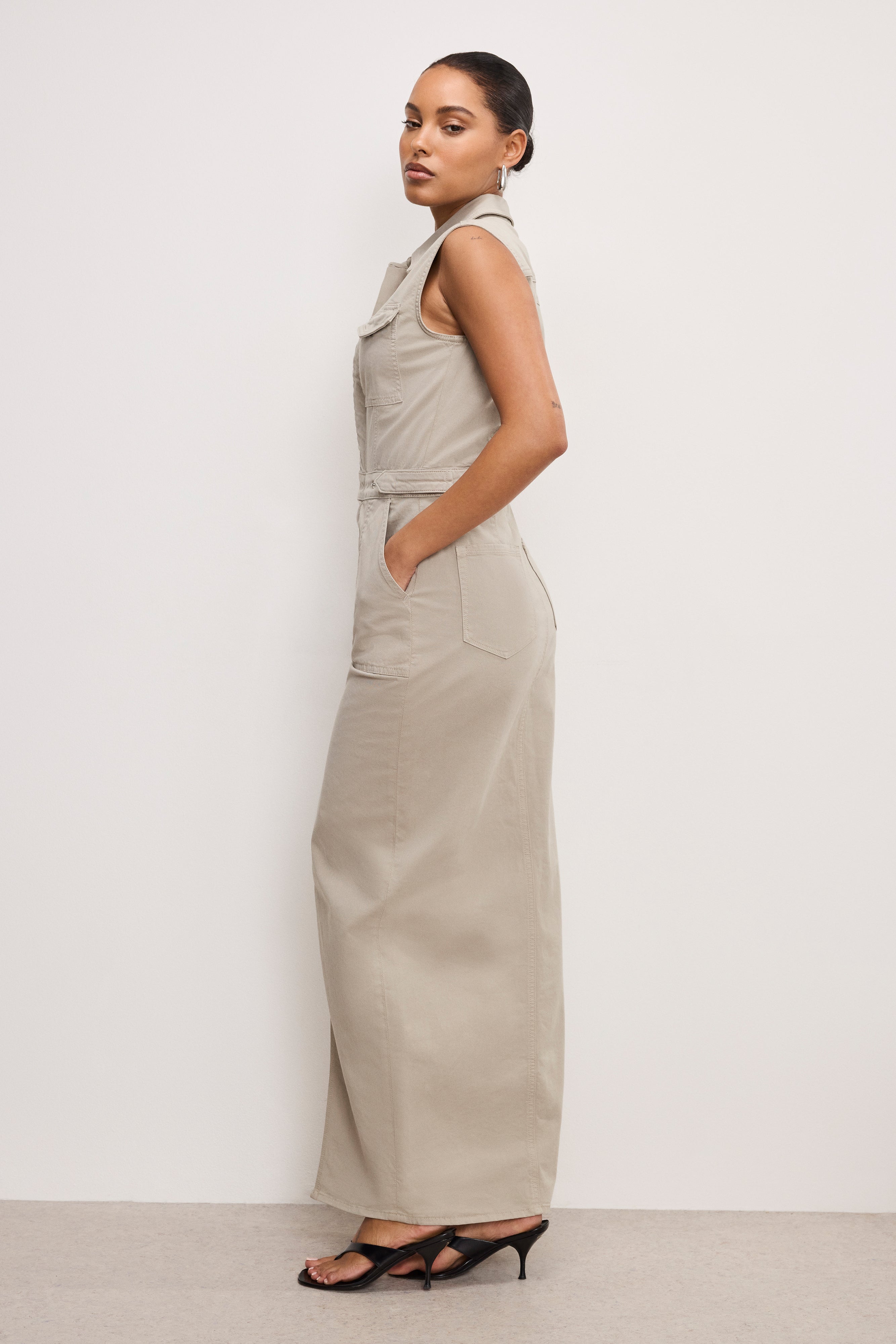 GOOD AMERICAN Slim-Fit Twill Maxi Dress in Mushroom Hue | MUSHROOM006 