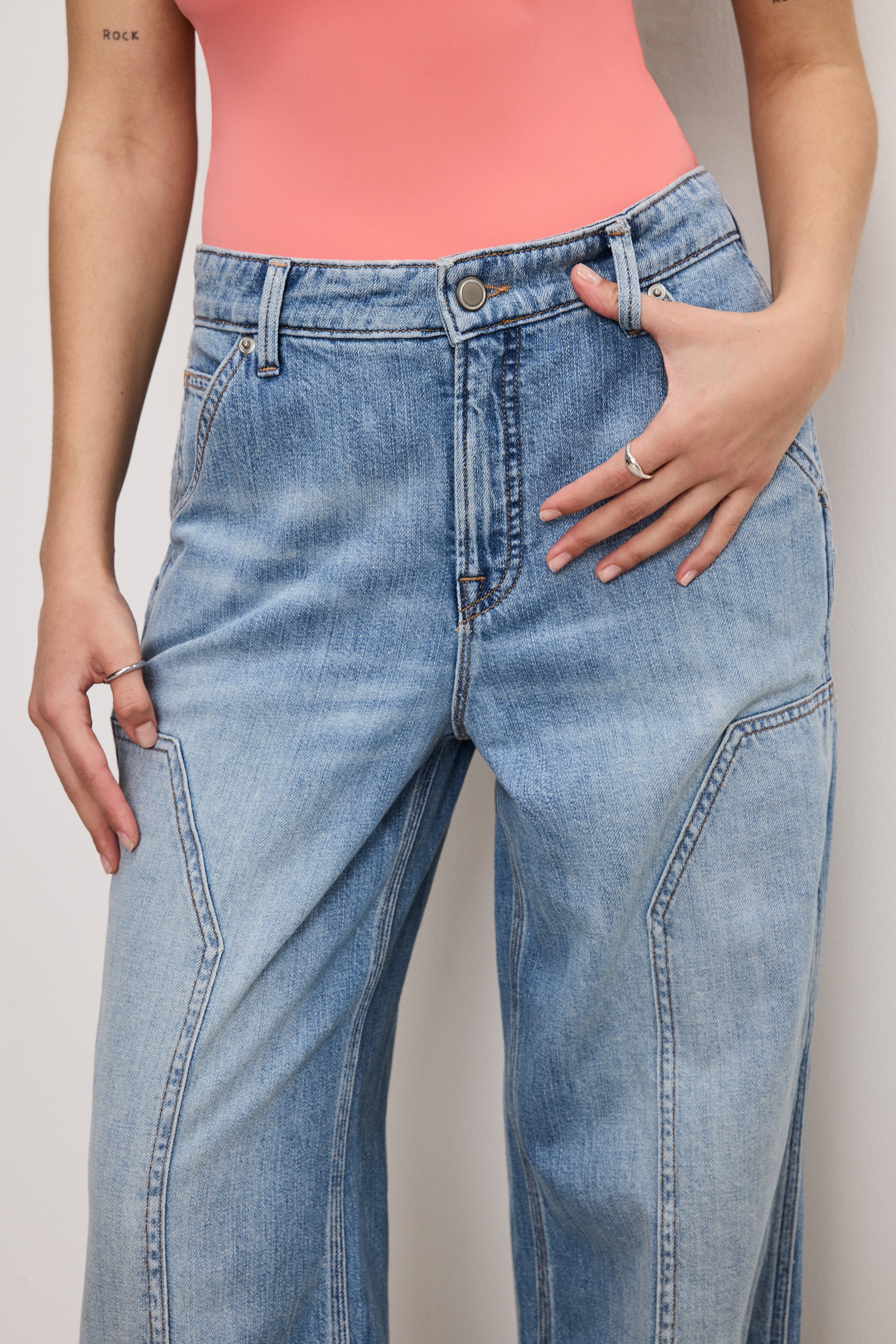 GOOD AMERICAN Relaxed-Fit Carpenter Jeans for Petite | Comfort Stretch in Indigo Wash 