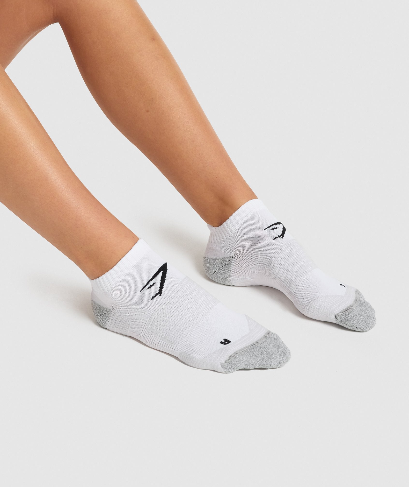 GYMSHARK Athletic Ankle Socks for Enhanced Workouts - Crisp White