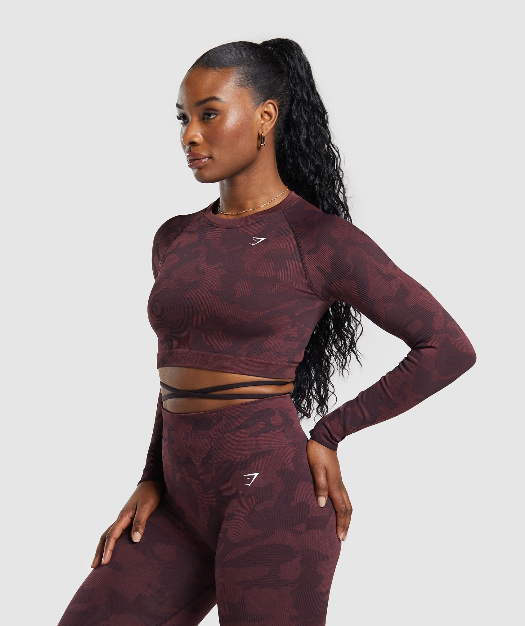 GYMSHARK Gymshark Camo-Print Seamless Long-Sleeve Cropped Workout Top - Rich Plum & Burgundy Brown Tones 