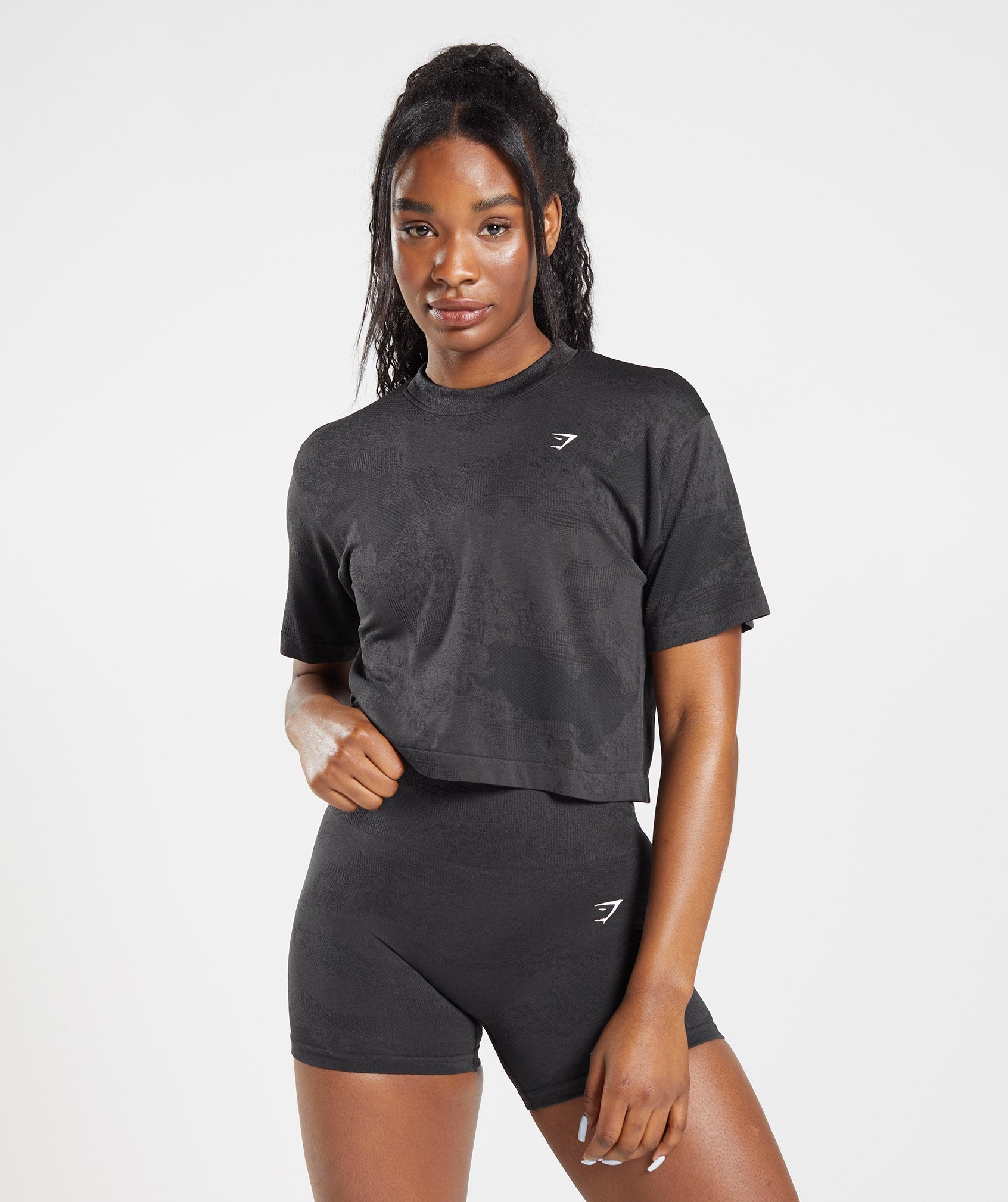 GYMSHARK GYMSHARK Adaptive Camo Flex Fit Crop Tee - Shadow Charcoal/Onyx Black