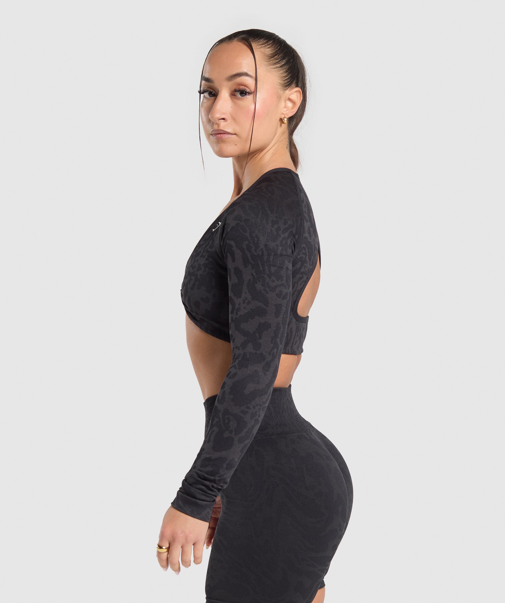 GYMSHARK Adaptive Safari Long-Sleeve Workout Crop - Charcoal Black & Storm Grey 