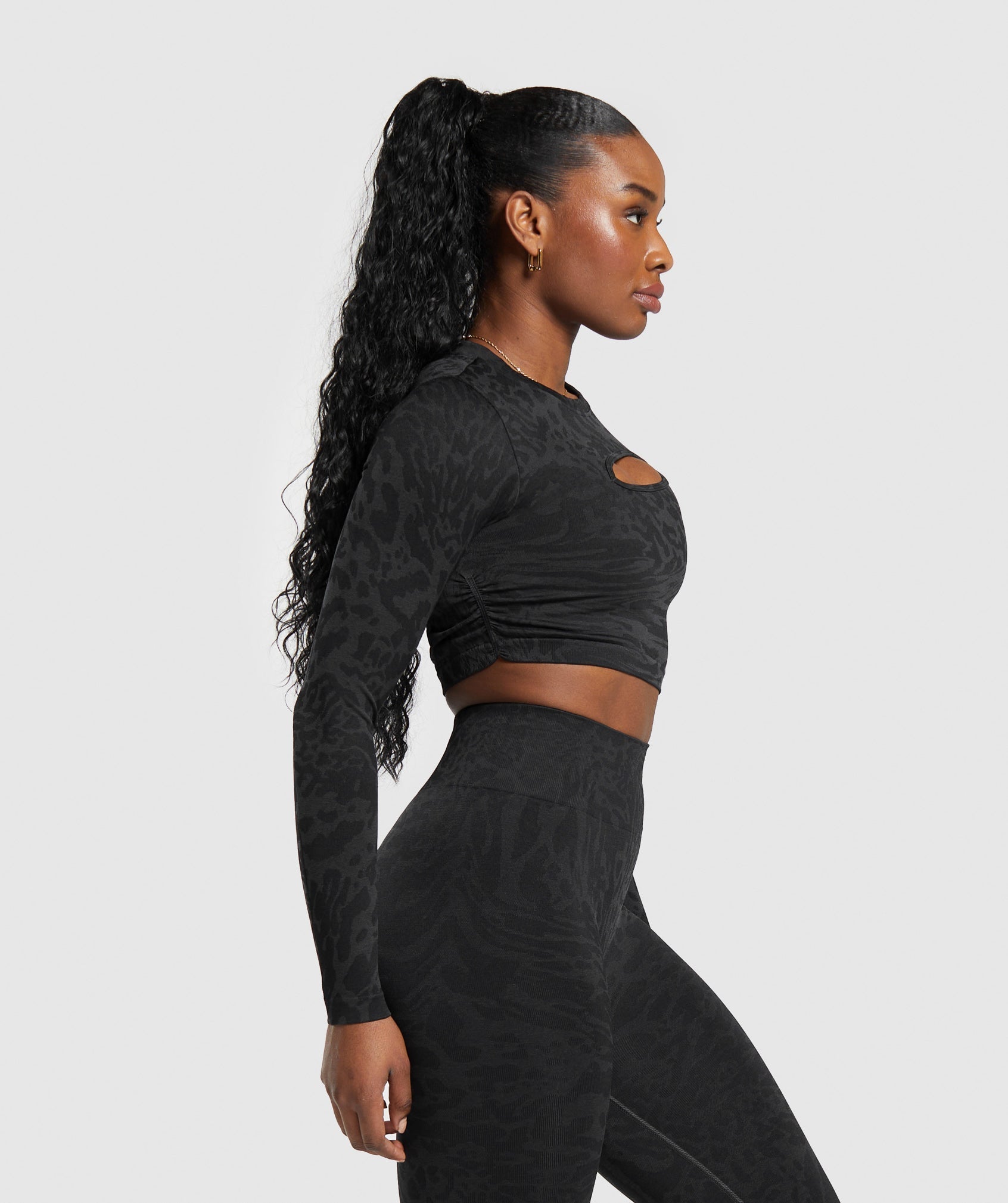 GYMSHARK Breathable Safari-Inspired Seamless Long-Sleeve Cropped Workout Top - Soft Athletic Wear in Black & Asphalt Grey 