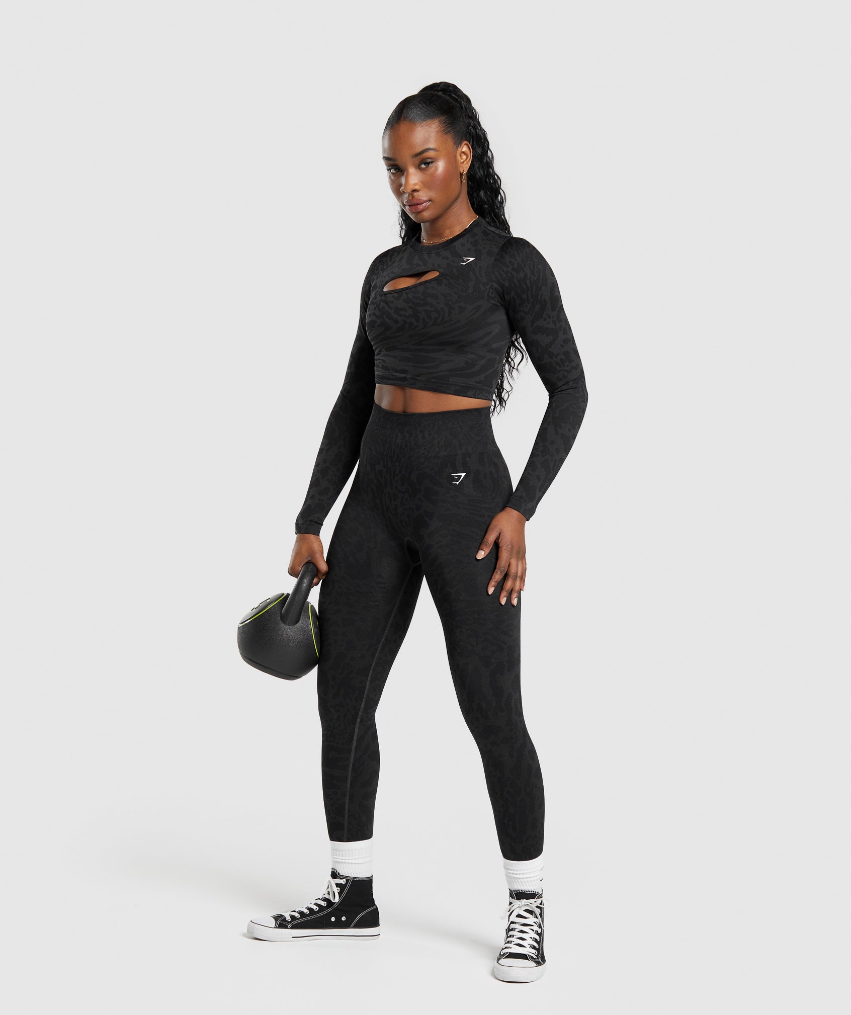 GYMSHARK Breathable Safari-Inspired Seamless Long-Sleeve Cropped Workout Top - Soft Athletic Wear in Black & Asphalt Grey 
