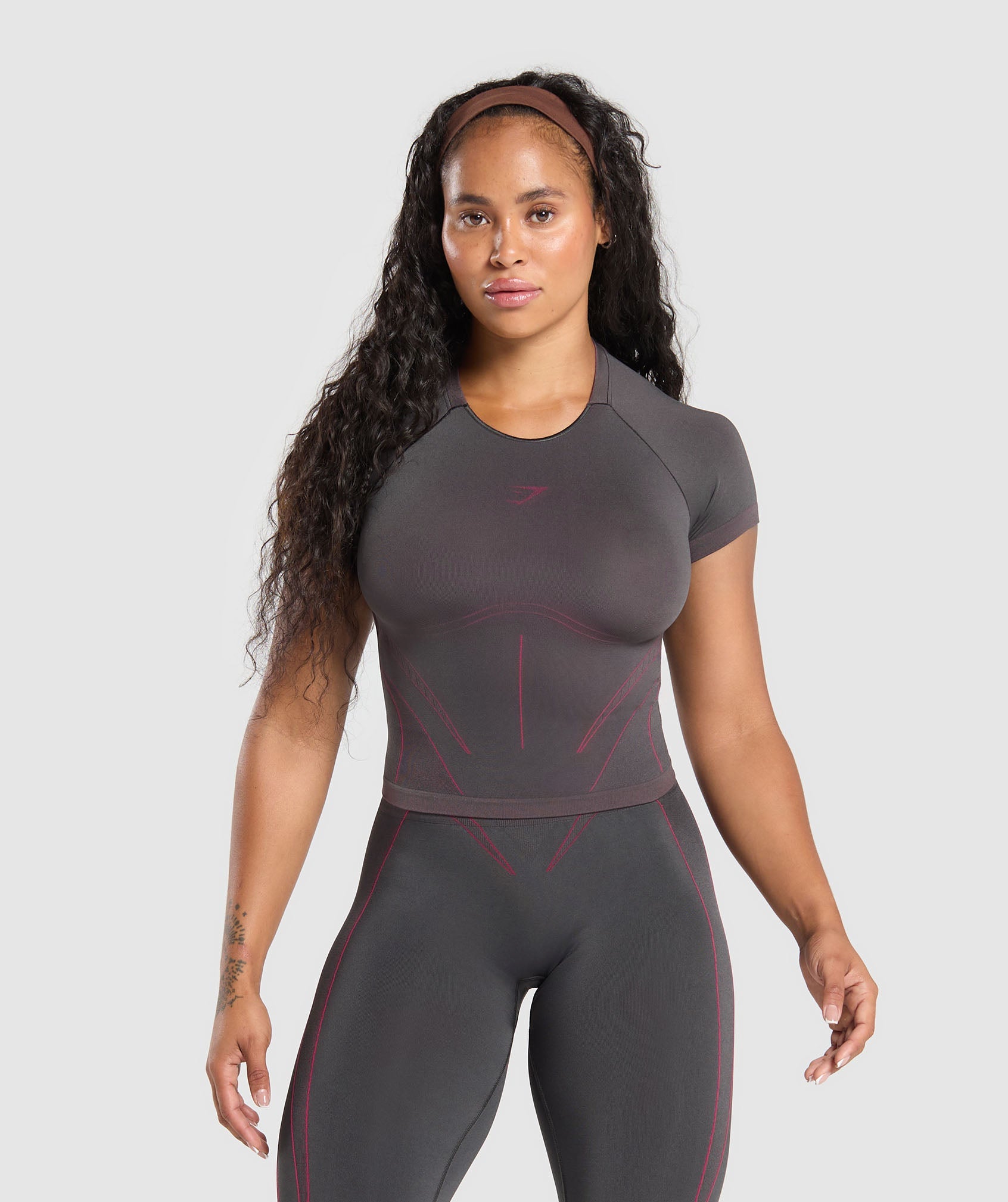 GYMSHARK APEX Contrast Performance Tee - Urban Grey/Active Coral