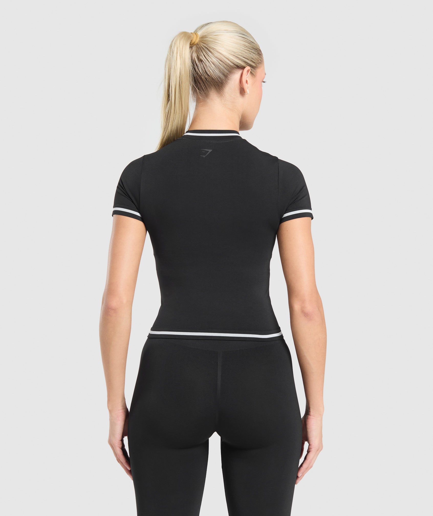 GYMSHARK Gymshark Seamless Contrast Midi T-Shirt in Essential Black - Breathable Workout Top