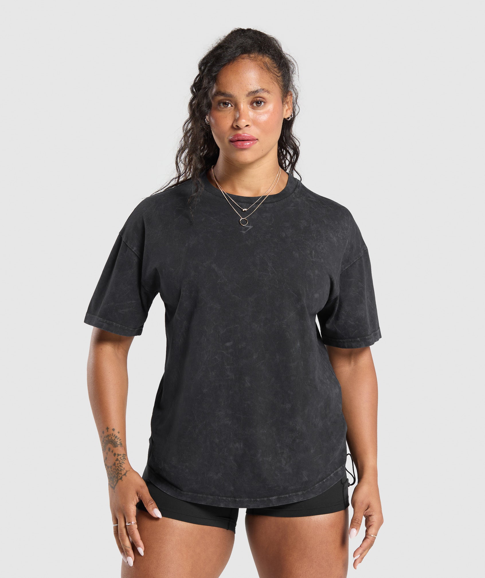 GYMSHARK Gymshark Edgy Distressed Oversized Tee - Vintage Streetwear Essential in Jet Black 