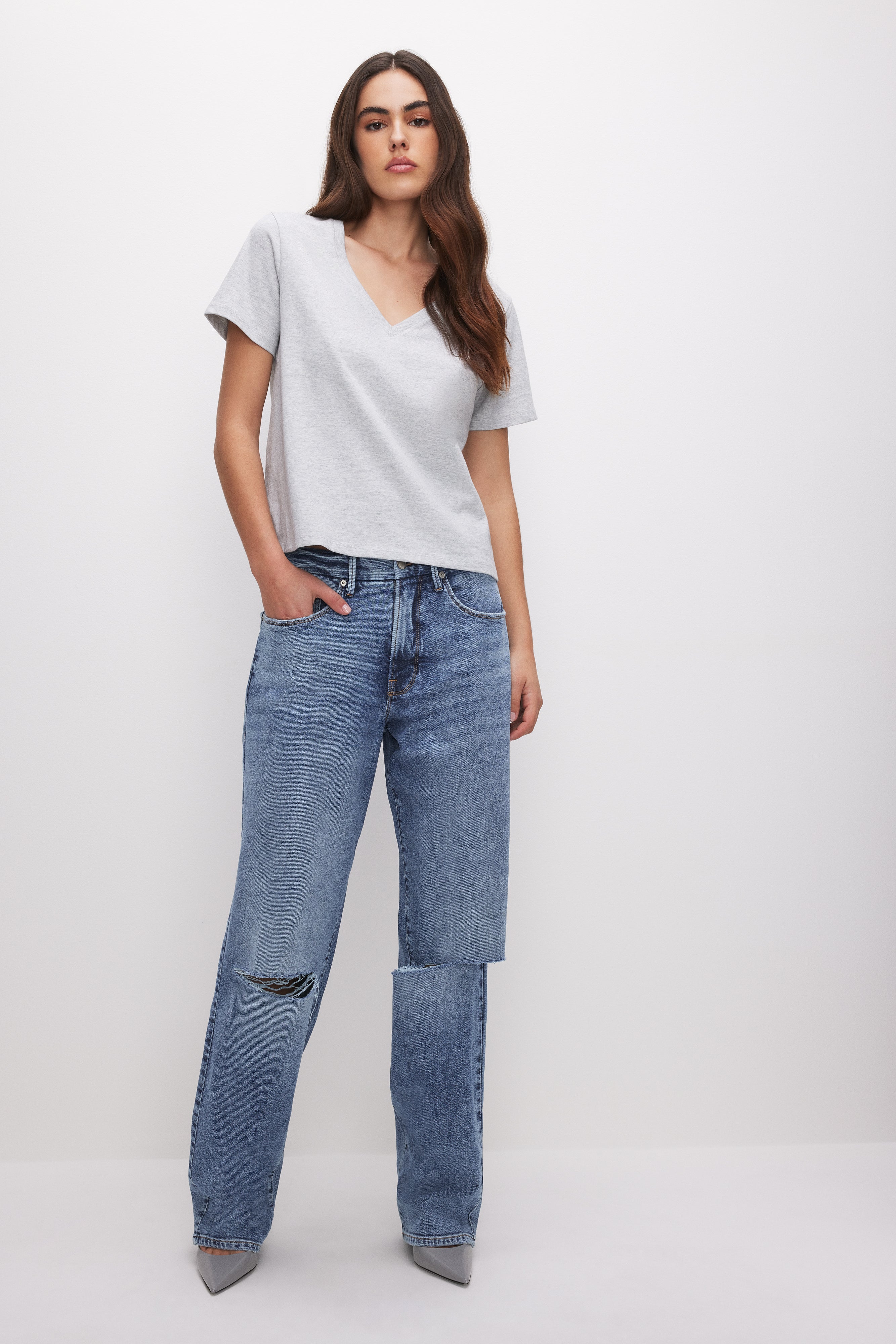 GOOD AMERICAN Soft Vintage Cotton V-Neck Tee - Relaxed Fit in Heather Grey 