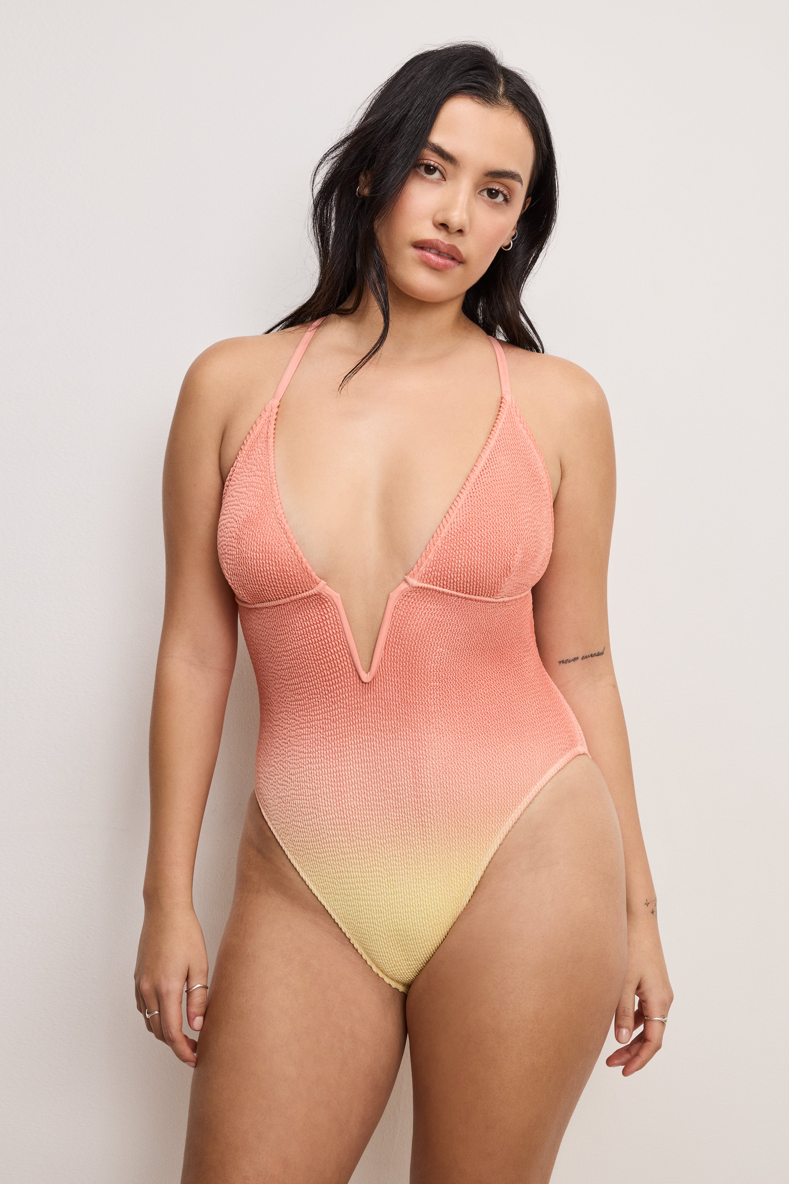 GOOD AMERICAN Curve-Hugging Plunge Underwire Swimsuit | Peach Sunset 001